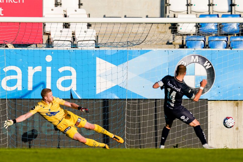 Veton Berisha setter straffe bak hjemmelagets målvakt Egil Selvik og utligner til 1-1. Foto: Jan Kåre Ness / NTB