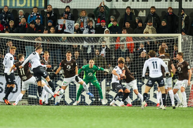 Gianni Stensness var en av mange som prøvde seg, men som fikk skuddet sitt reddet av Mjøndalens keeper. Foto: Beate Oma Dahle / NTBFoto: Beate Oma Dahle / NTB