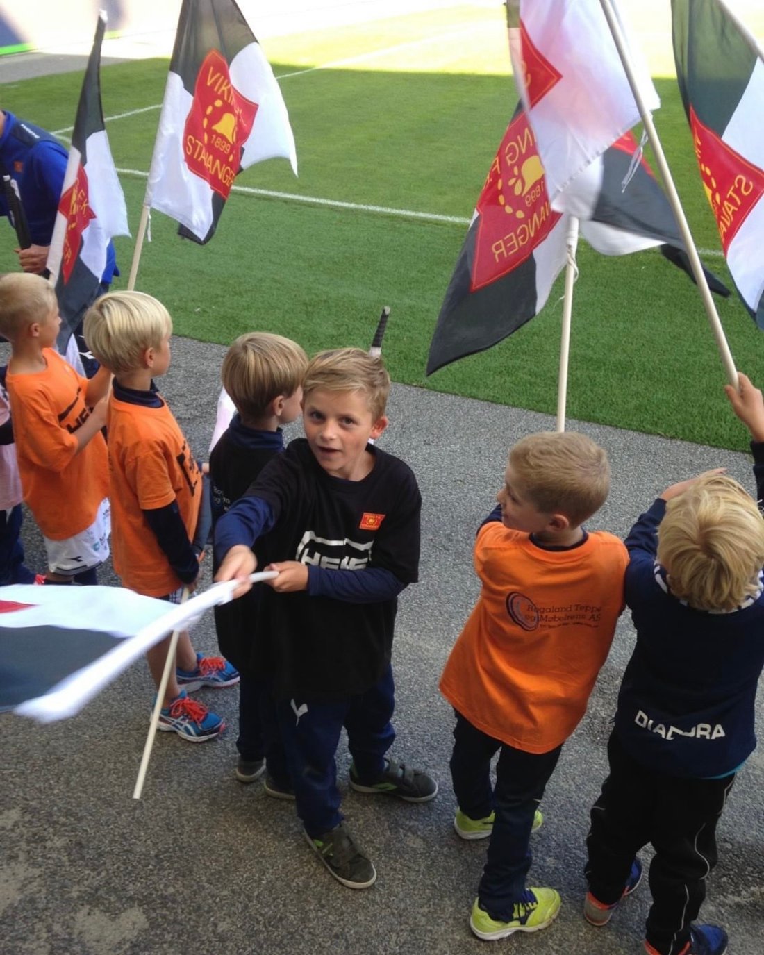 Aksel Bergsvik som maskott under Viking kamp.<br />Foto: Privat