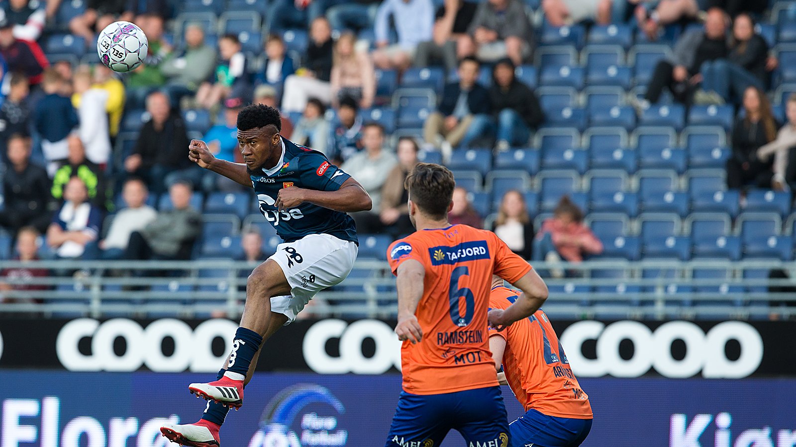 Viking - Aalesund. Udo med innlegg. Foto: Tore Fjermestad