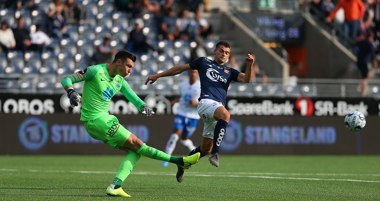 Viking - Molde. Ylldren Ibrahimaj jakter ballen, Molde -keeper får slått unna. . Foto: Tore Fjermestad