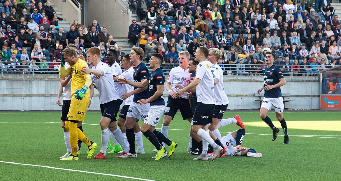 Viking - Stabæk. Tripc ligger nede og keeper får gjennomgå. Foto: Tore Fjermestad