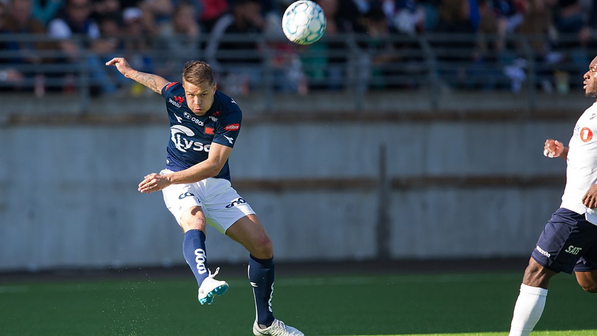 Viking - Stabæk. Tord Salte med innlegg. Foto: Tore Fjermestad