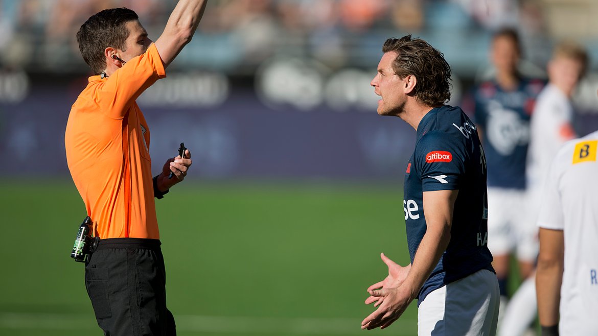 Viking - Stabæk. Tommy Høiland krangler med dommeren. Foto: Tore Fjermestad