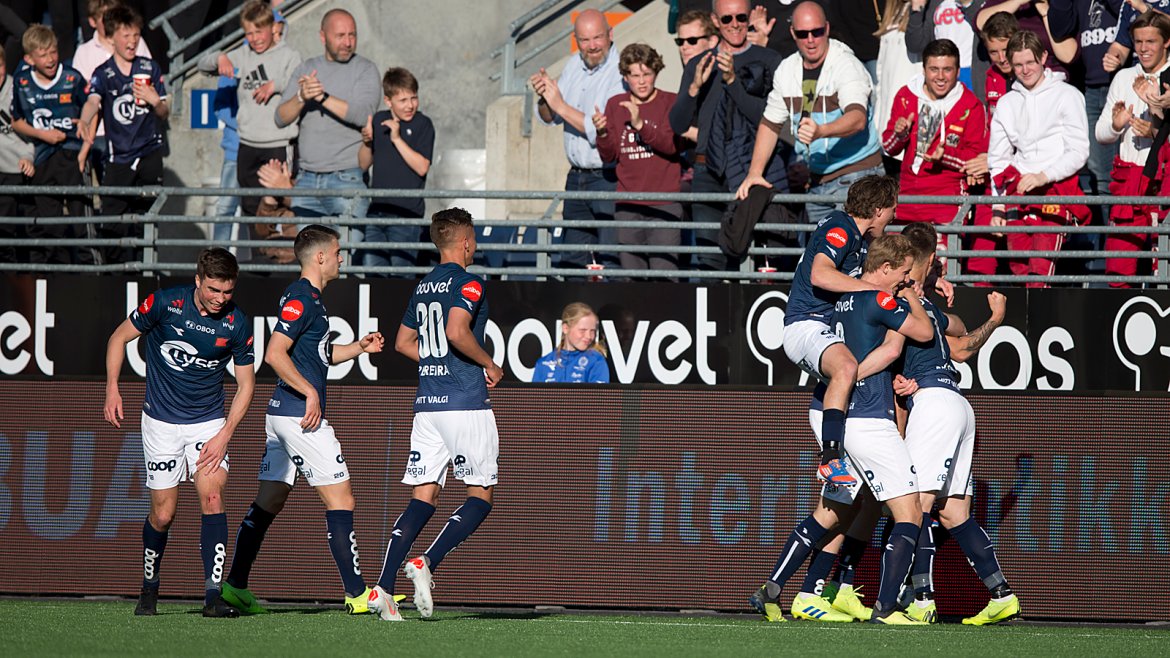 Viking - Stabæk. Zymer Bytyqi har satt inn 2-0. Foto: Tore Fjermestad