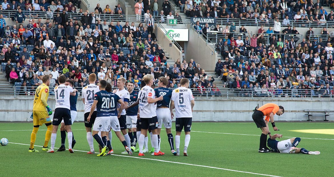 Viking - Stabæk. Tripic ligger nede og det blir tumulter mellom spillerne. Foto: Tore Fjermestad
