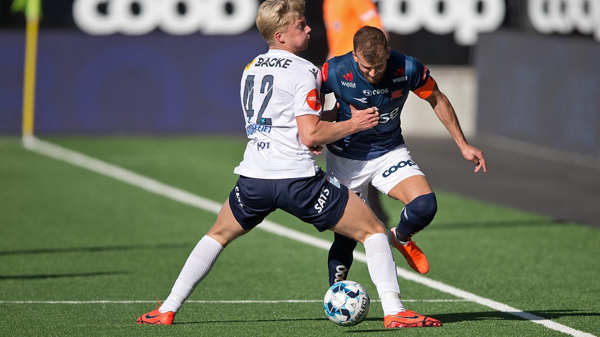 Viking - Stabæk. Zlatko Tripic i duell med Tobias Børekeeiet, som senere fikk rødt kort. Foto: Tore Fjermestad