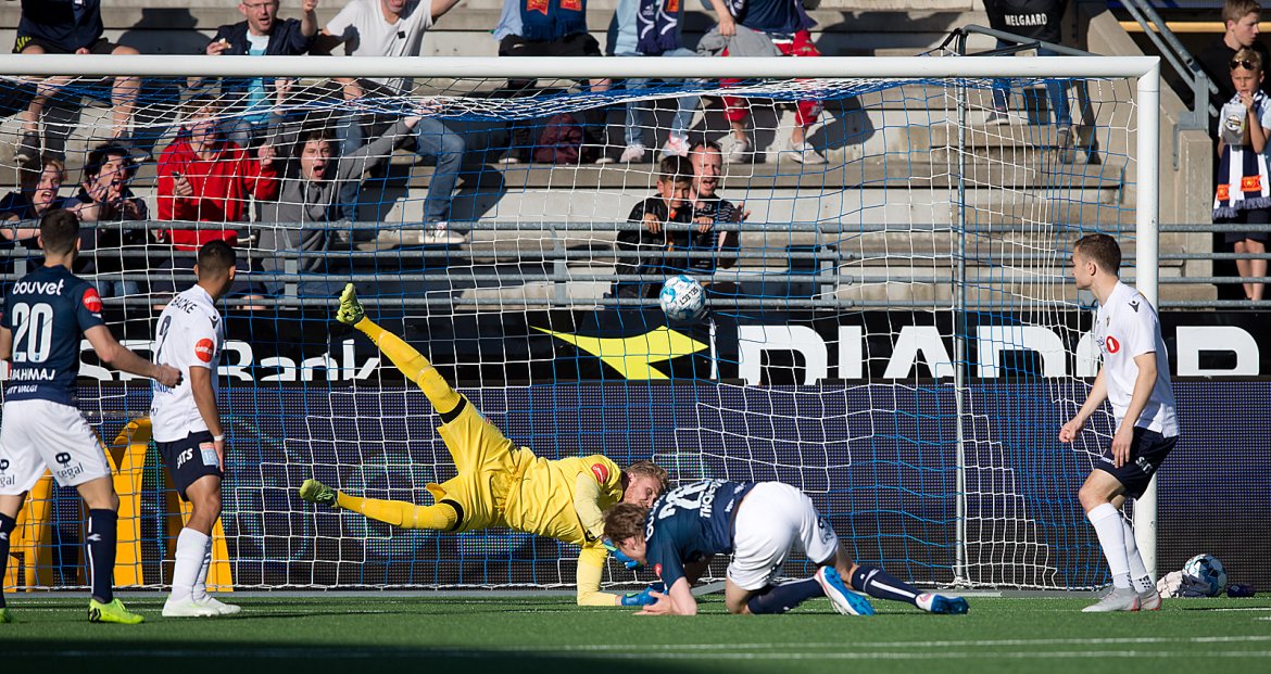 Viking - Stabæk. Kristian Thorstvedt setter inn 1-0. Foto: Tore Fjermestad