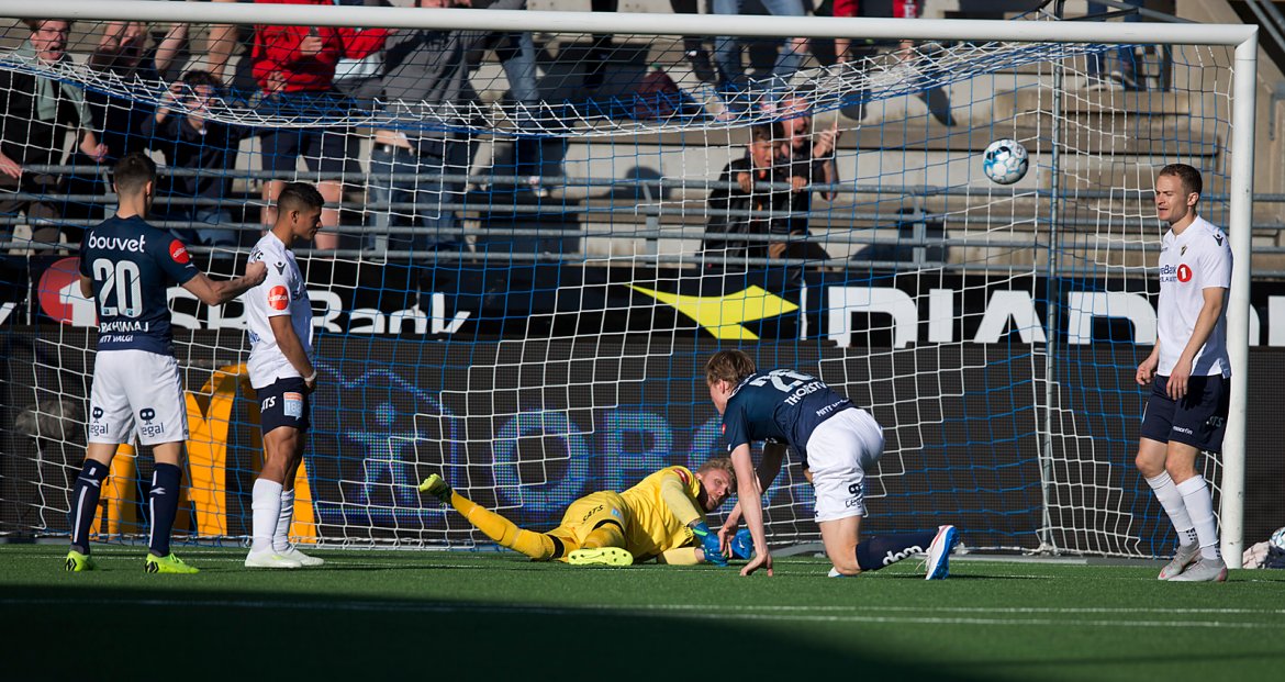 Viking - Stabæk. Kristian Thorstvedt detter inn 1-0. Foto: Tore Fjermestad