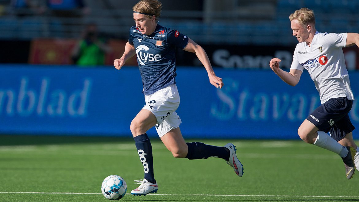 Viking - Stabæk. Kristian Thorstvedt løper fra forsvaret. Foto: Tore Fjermestad