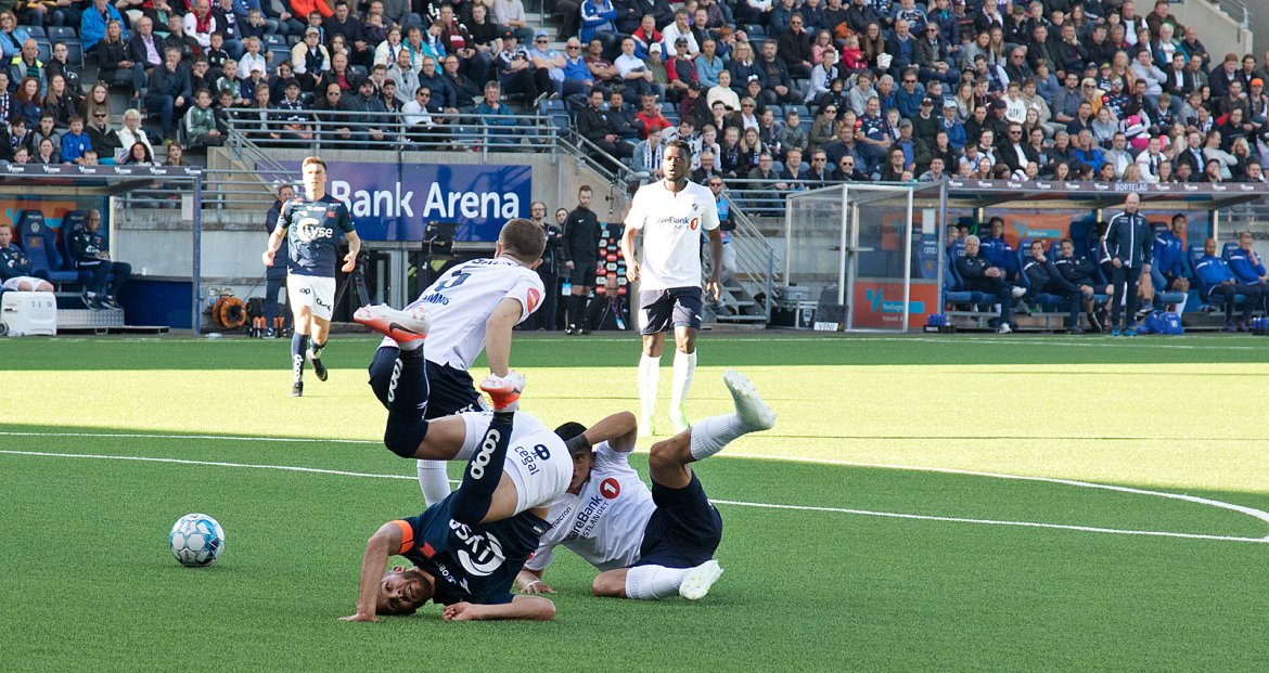 Viking - Stabæk. Tripic ligger går over ende. Foto: Tore Fjermestad