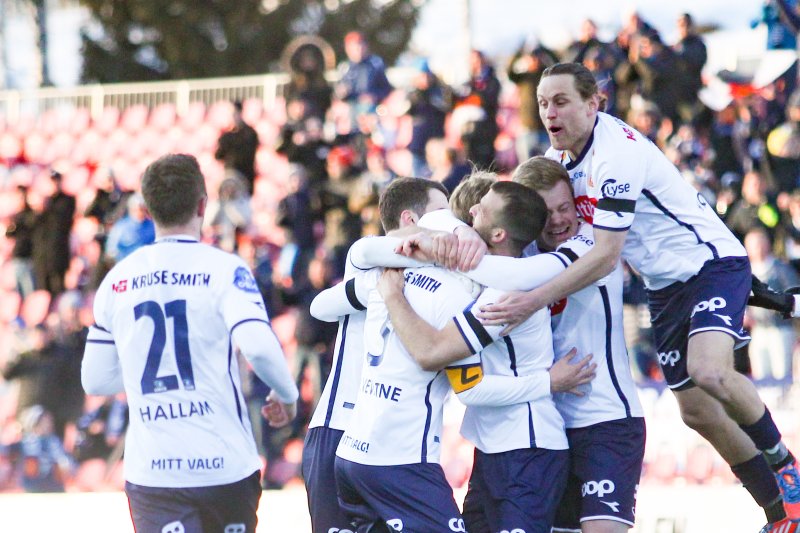 Veien tilbake til Eliteserien startet på best mulig måte. Her har Viljar Vevatne nettopp satt inn 2-0 for Viking. Foto: Fredrik Hagen / NTB scanpix