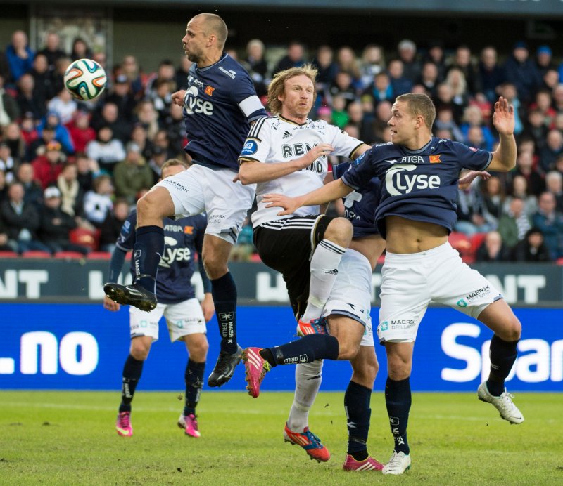 Per Verner Rønning (midten) taper duell med Indridi Sigurðsson (t.v). Til høyre Sverrir Ingason. Foto: Ned Alley / NTB scanpix