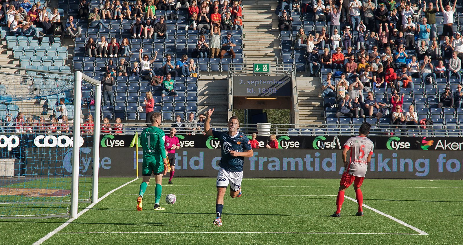 Viking - Strømmen. Tommy Høiland feirer 1-0 scoringen på straffe. Foto: Tore Fjermestad