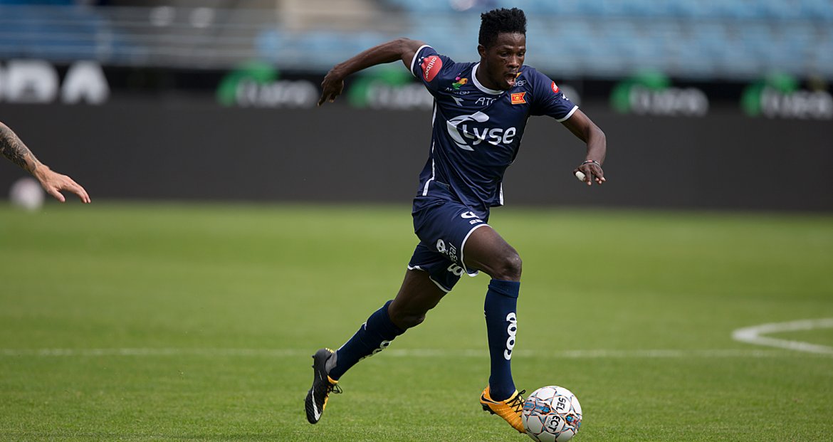 Viking - Sogndal. Usman Sale i fint driv med ballen. Foto: Tore Fjermestad