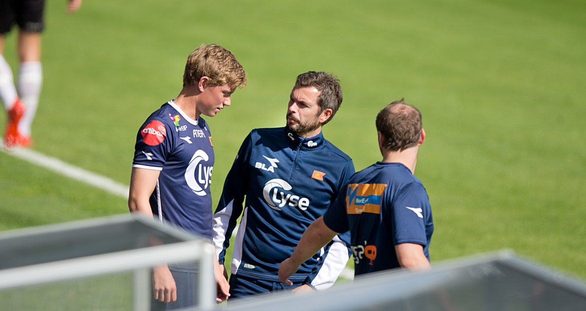 Viking - Sogndal. Tore Andre Sørås i samtale med Bjarte Lunde Aarsheim før innbyttet. Foto: Tore Fjermestad