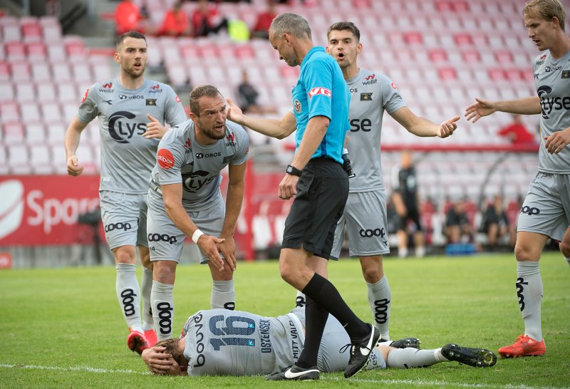 Liten tvil om at Even Østensen skulle hatt straffe da han bokstavelig talt ble slått i bakken. Men dommer sa nei. Heldigvis gikk det bra med Østensen. Foto: Marit Hommedal / NTB scanpix