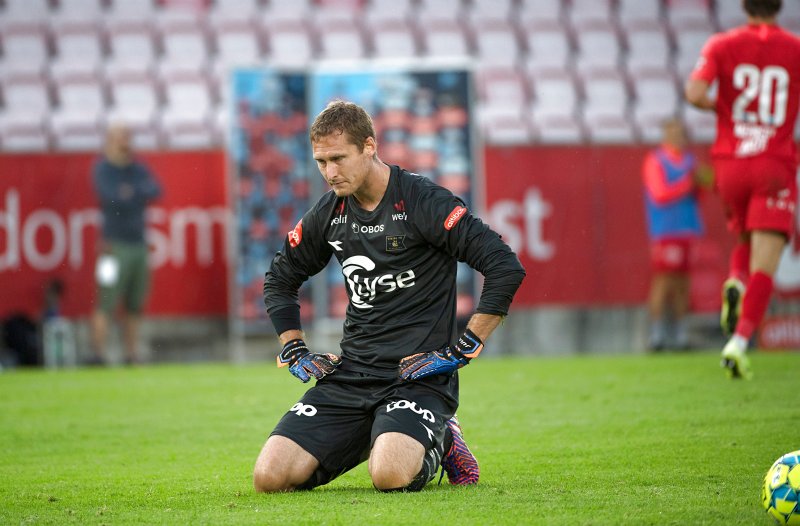 Iven Austbø måtte se tre baller passer seg søndag kveld. Foto: Marit Hommedal / NTB scanpix