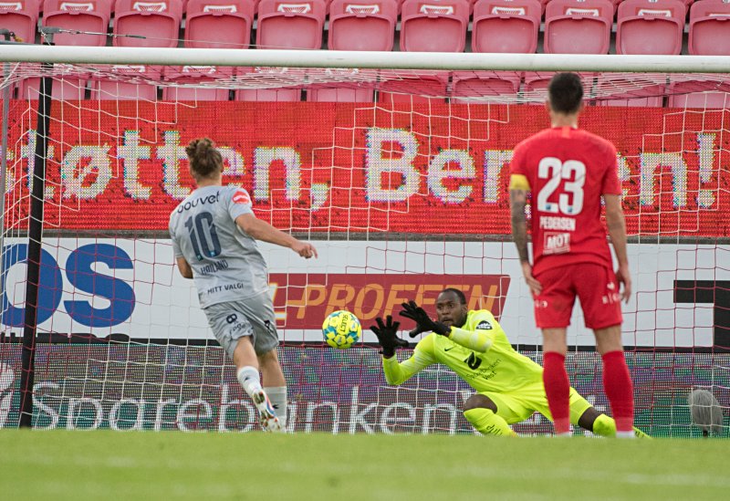 Til vanlig sikre Tommy Høiland brant i dag et straffespark. Foto: Marit Hommedal / NTB scanpix