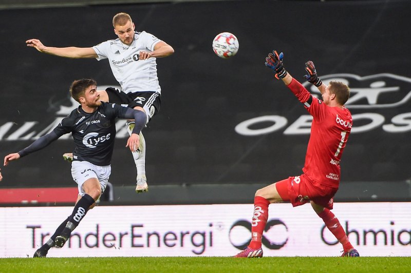 Hólmar Örn Eyjólfsson rager høyest og setter inn 3-0. Foto: Fredrik Varfjell / NTB