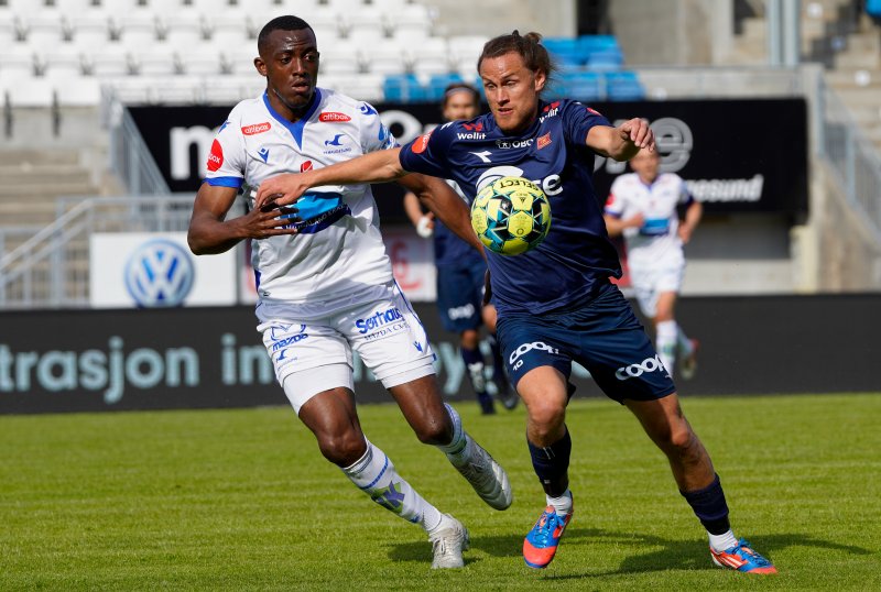 Tommy Høiland spilte sammen med Veton Berisha på topp. Høiland jobbet som vanlig godt, men kom seg ikke til noen store sjanser i løpet av kampen Foto: Jan Kåre Ness / NTB scanpix