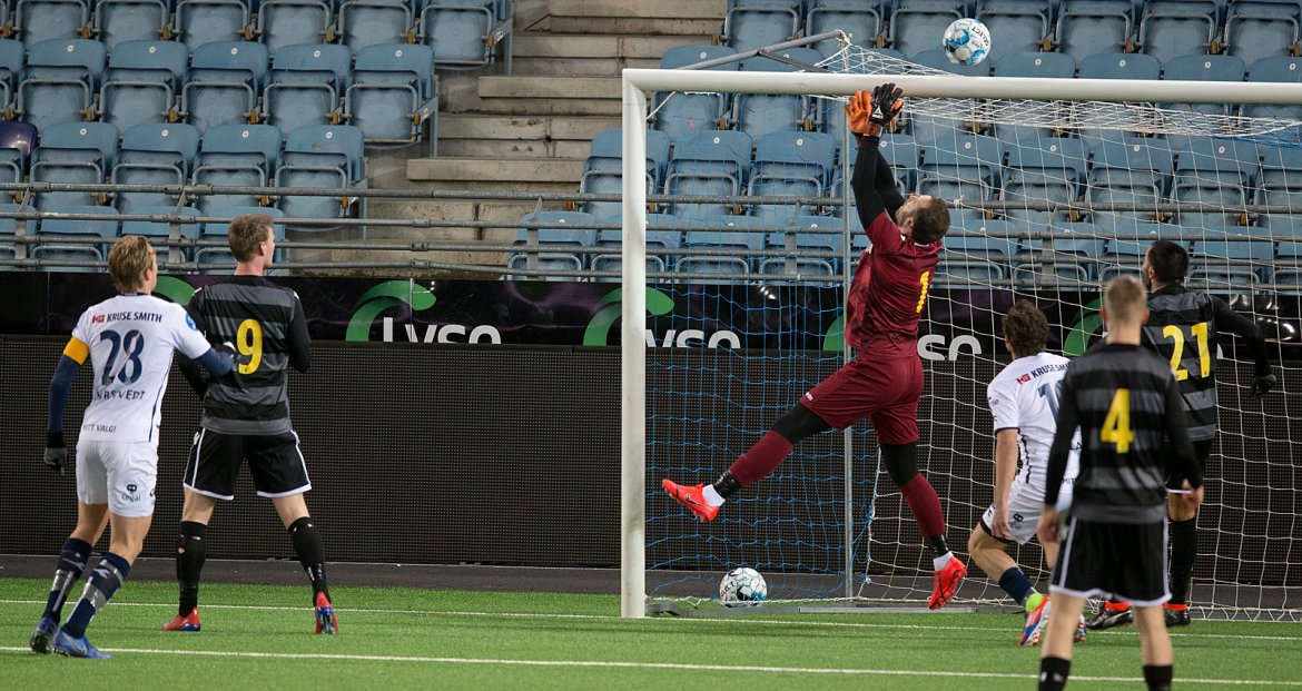 Viking - Egersund. Keeper kontrolerer ballen over. Foto: Tore Fjermstad