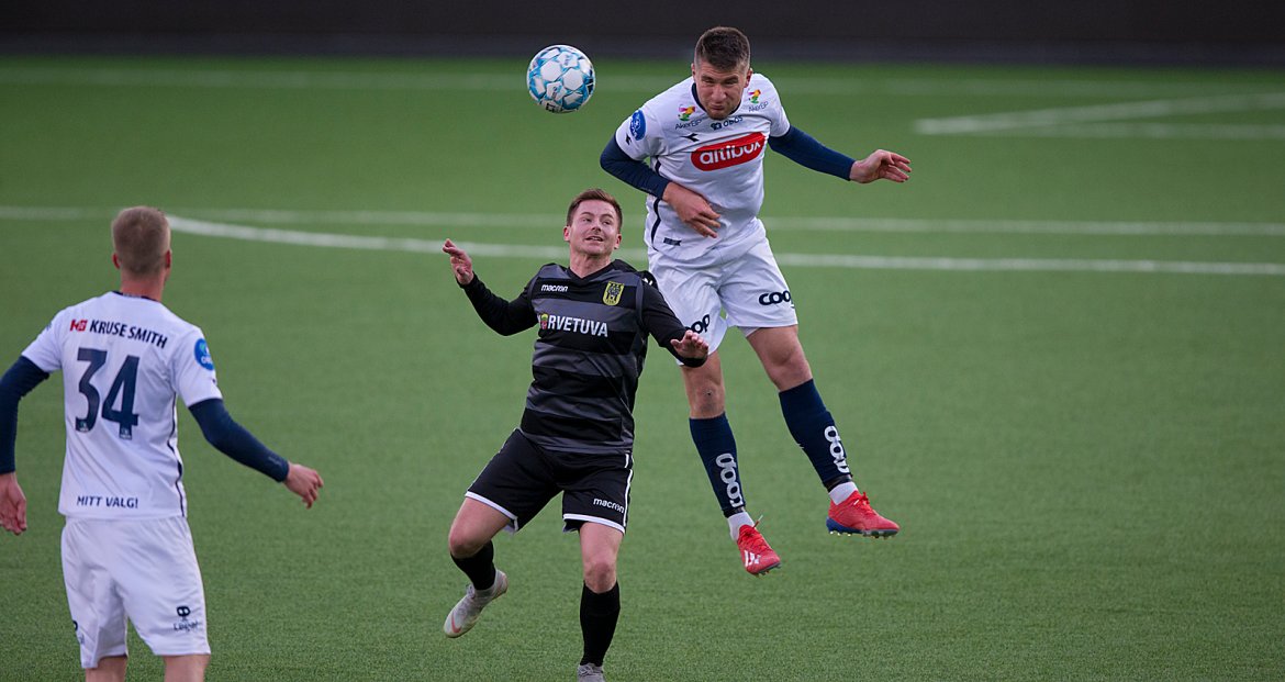 Viking - Egersund. Axel Andrésson klarerer. Foto: Tore Fjermstad