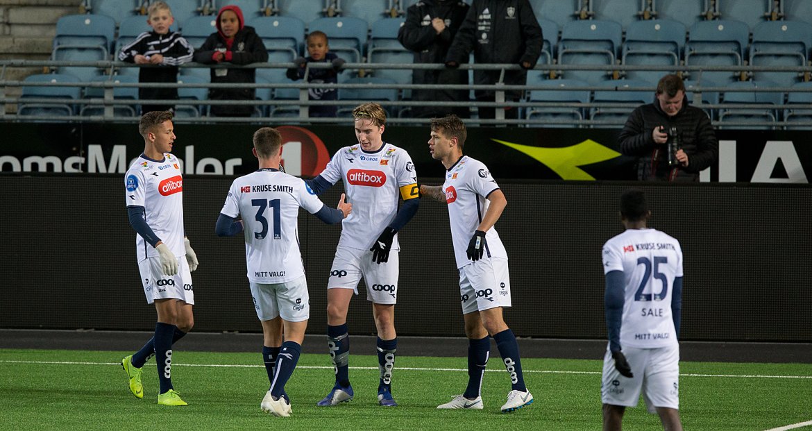 Viking - Egersund. Kristian Thorstvedt har lagt på til 3-0. Foto: Tore Fjermstad