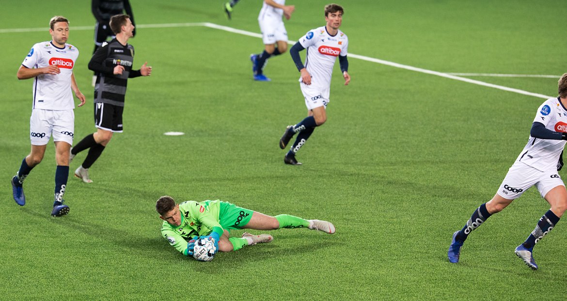 Viking - Egersund. Erik Arnebrott har kontroll. Foto: Tore Fjermstad