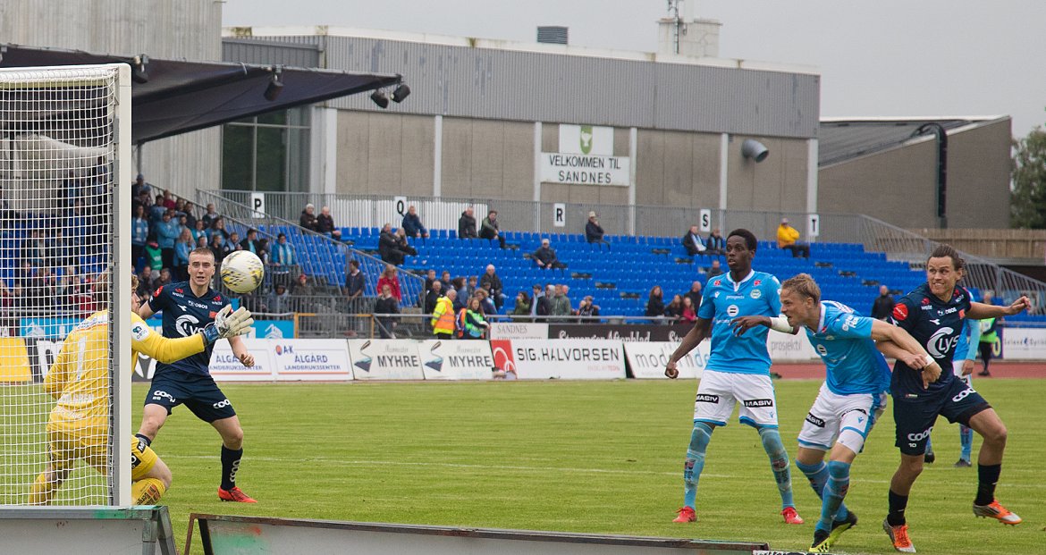 Sandnes Ulf - Viking. Tommy Høiland (til høyre) setter inn 1-0 til Viking. Foto: Tore Fjermestad