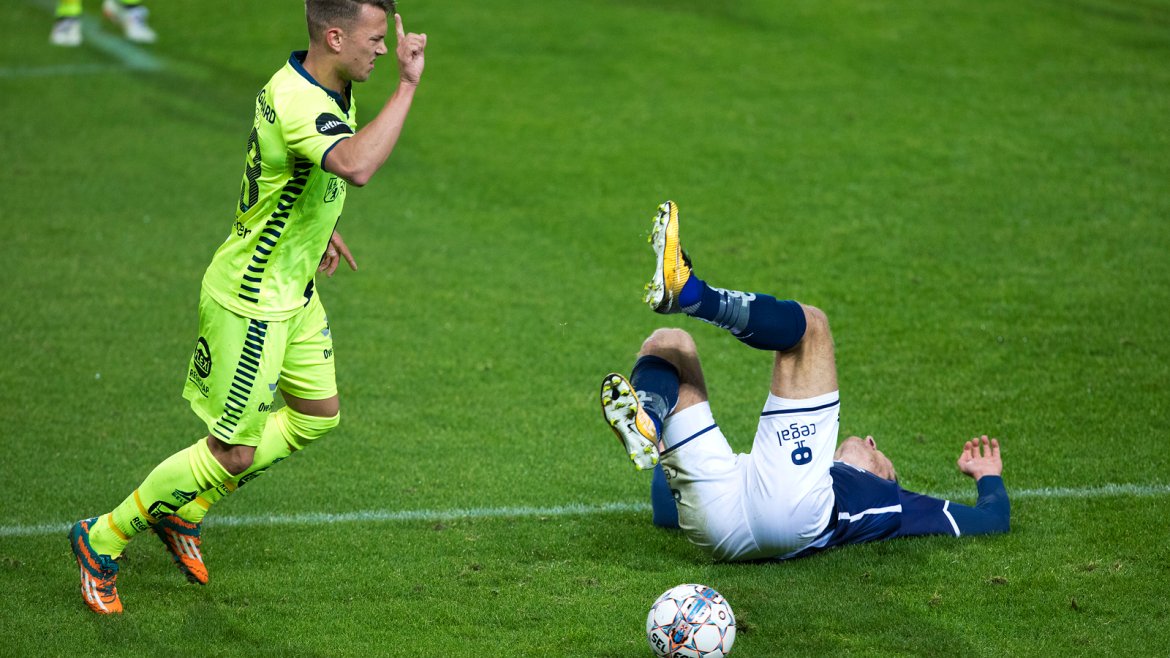 Viking - Sarpsborg 08. Kristoffer Haugen blir felt, Sarpsborg-spiller er ikke enig. Foto: Tore Fjermestad