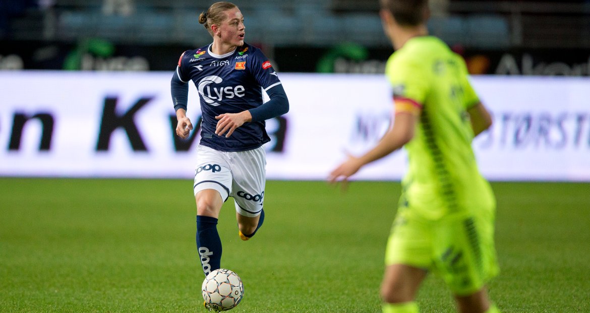 Viking - Sarpsborg 08. Julian Ryerson ser etter mottaker. Foto: Tore Fjermestad