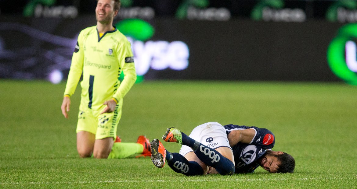 Viking - Sarpsborg 08. Sime Gregov har fått en trøkk. Foto: Tore Fjermestad