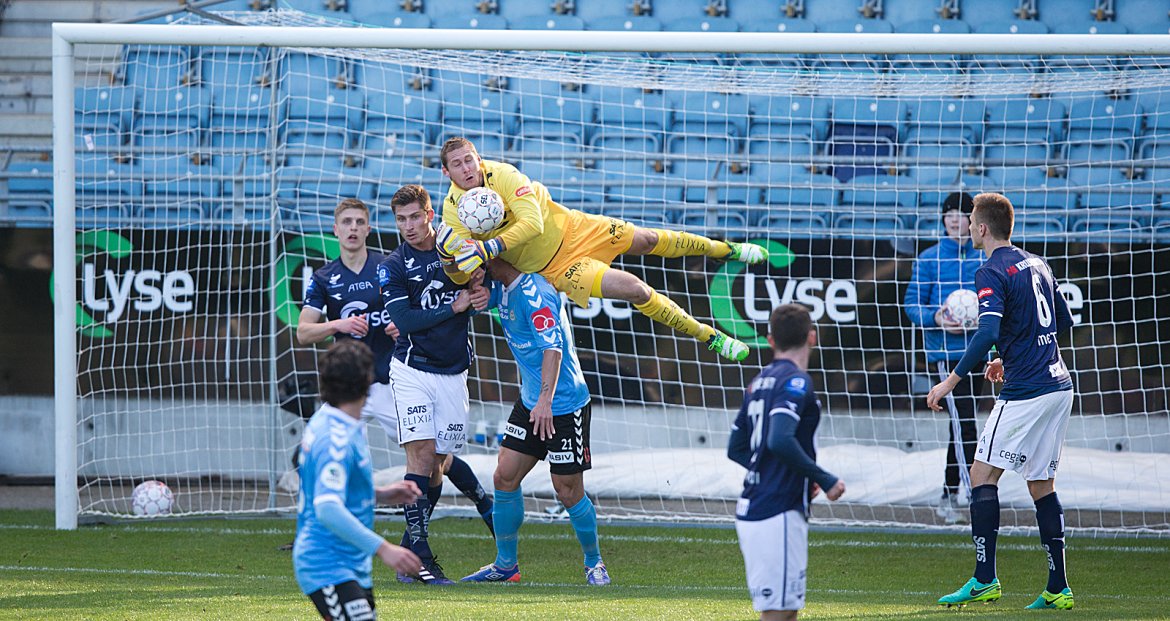 Viking - Sandnes Ulf 3-3. Iven Austbø rydder opp. Foto: Tore Fjermestad
