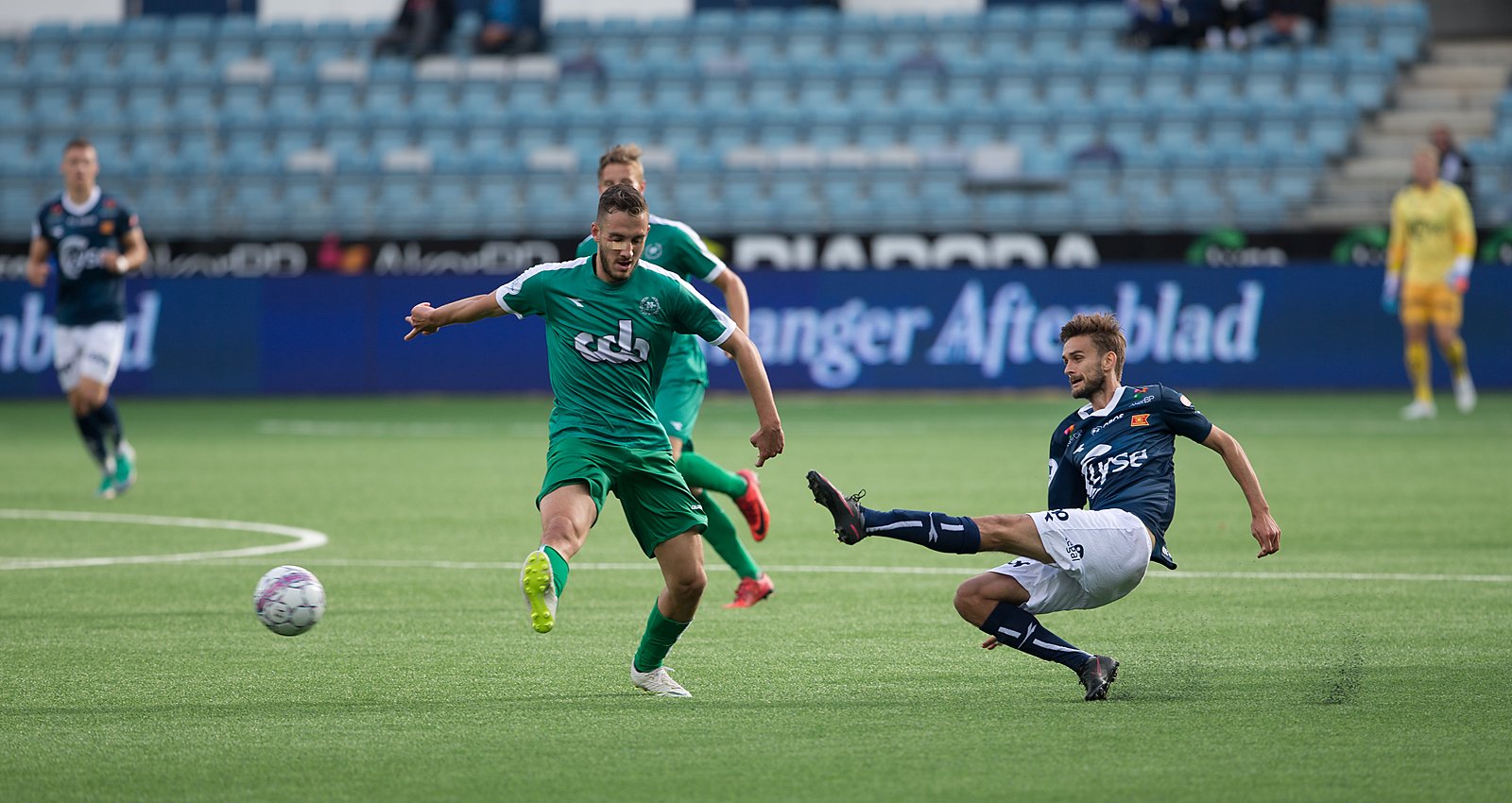 Viking-  Nest Sotra. Johnny Furdal får levert pasning. Foto: Tore Fjermestad