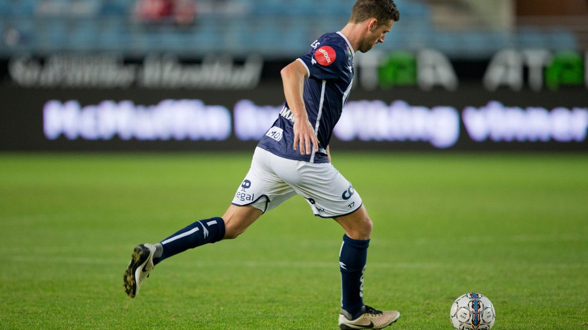 Viking - Vålerenga. Steffen Ernemann med frispark. Foto: Tore Fjermestad