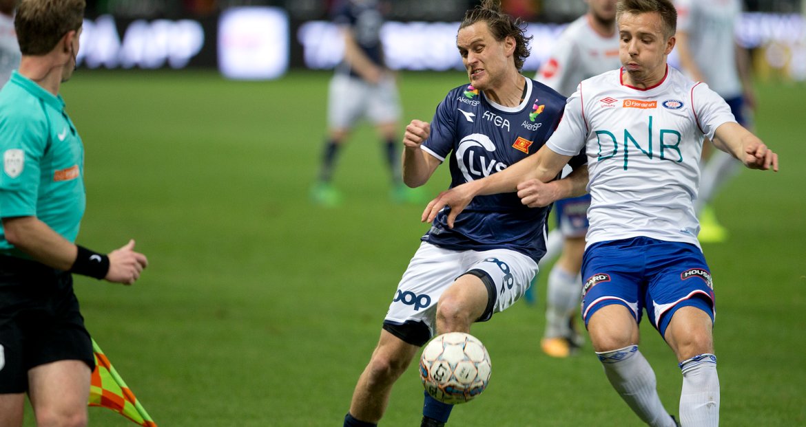 Viking - Vålerenga. Tommy Høiland kjemper om ballen. Foto: Tore Fjermestad