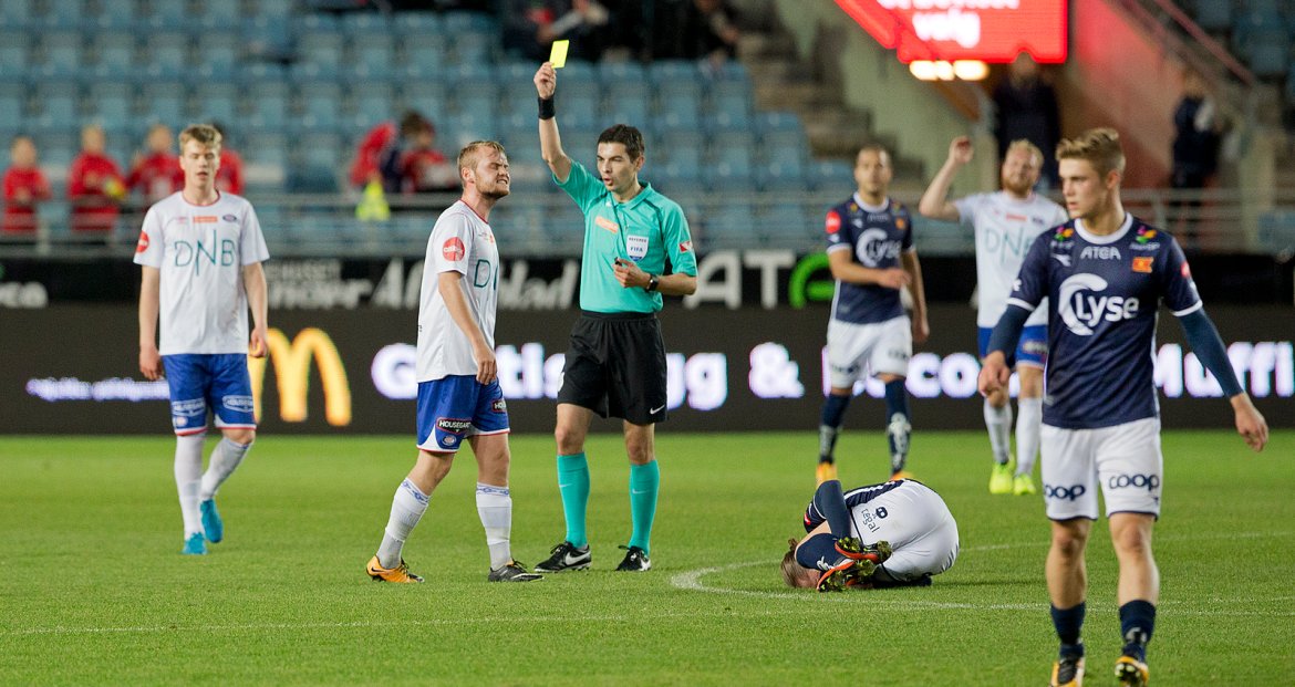 Viking - Vålerenga. Julian Ryerson nede etter takling. Foto: Tore Fjermestad