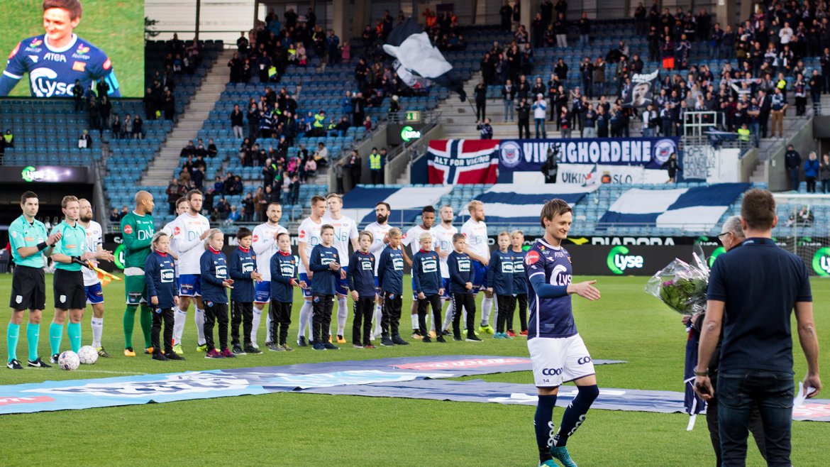 Viking - Vålerenga. André Danielsen får gratulasjoner for 500 kamper. Foto: Tore Fjermestad