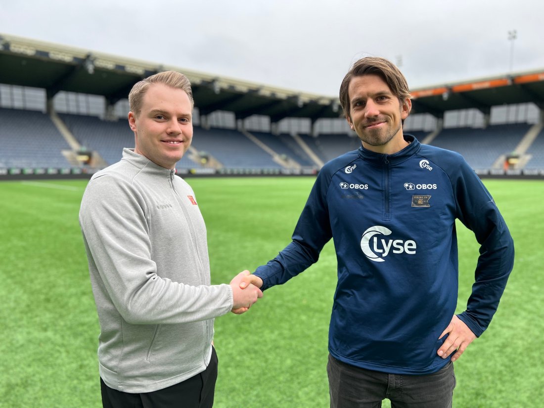 Aleksander Boge Nilssen, administrativ leder Viking FK, ønsker Magnus Meling hjertelig velkommen til SR-Bank Arena.