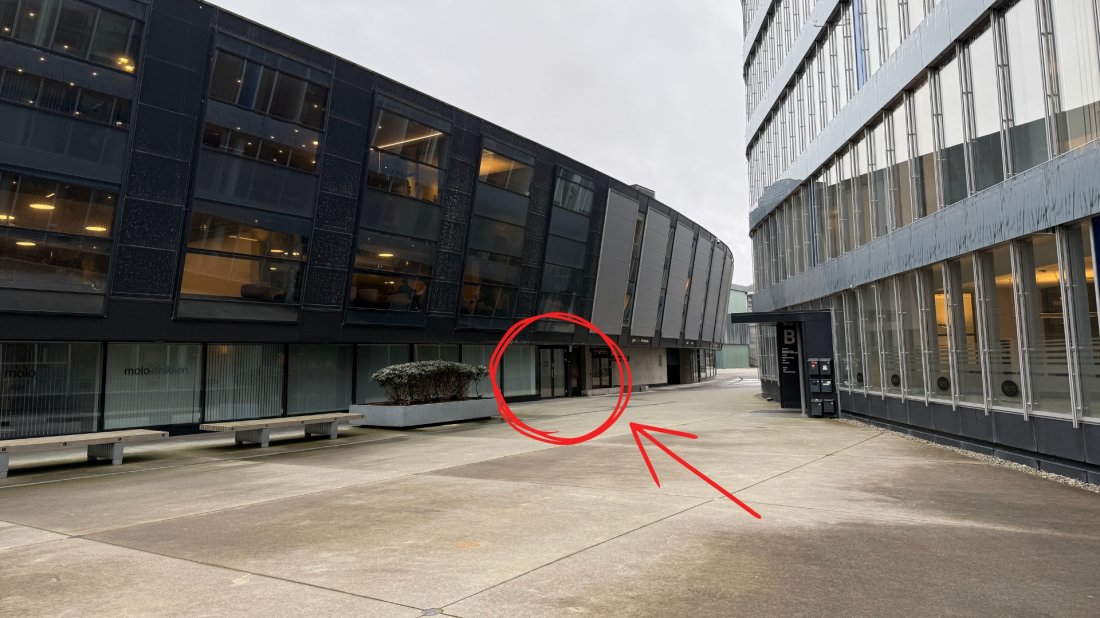 Presserom markert i rødt ved siden av VIP inngang 1