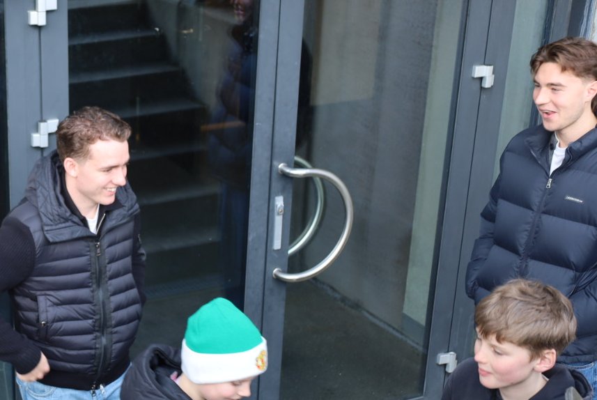 Edvin og Simon hilser på