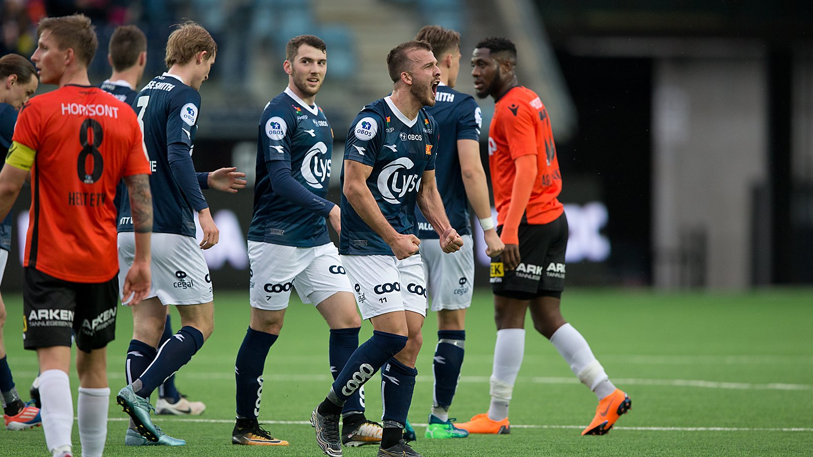 Viking - Åsane.  Feiring av Tripic sin 1-0 scoring i det 45 minutt.